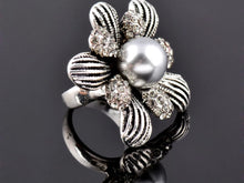 Load image into Gallery viewer, Silver Flower Ring