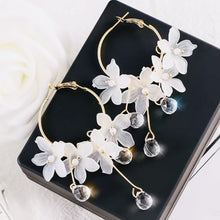 Load image into Gallery viewer, Flower Earrings